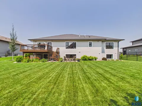 Exterior - E Shadow Creek Ln, Sioux Falls, SD 57108 photo 8 of 9