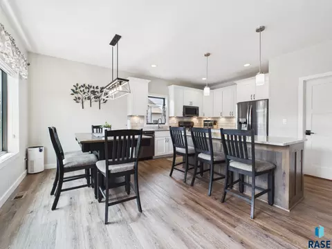 Dining - E Shadow Creek Ln, Sioux Falls, SD 57108 photo 2 of 5