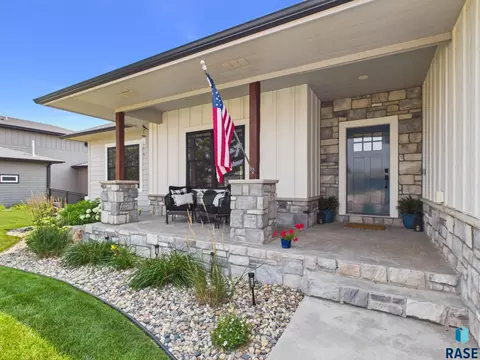 Exterior - E Shadow Creek Ln, Sioux Falls, SD 57108 photo 3 of 9
