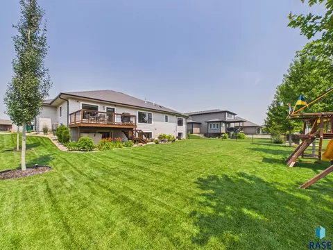 Exterior - E Shadow Creek Ln, Sioux Falls, SD 57108 photo 6 of 9