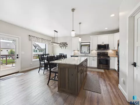 Kitchen - E Shadow Creek Ln, Sioux Falls, SD 57108 photo 6 of 7