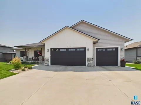 Exterior - E Shadow Creek Ln, Sioux Falls, SD 57108 photo 9 of 9