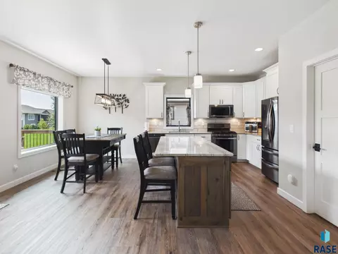 Kitchen - E Shadow Creek Ln, Sioux Falls, SD 57108 photo 1 of 7
