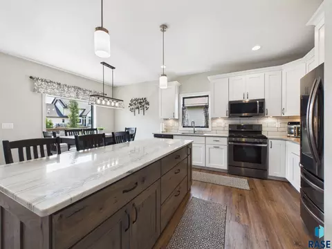 Kitchen - E Shadow Creek Ln, Sioux Falls, SD 57108 photo 4 of 7