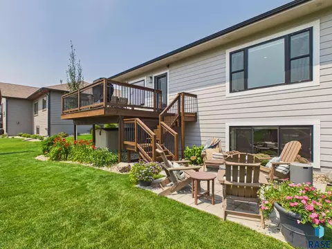 Exterior - E Shadow Creek Ln, Sioux Falls, SD 57108 photo 5 of 9