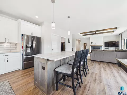 Kitchen - E Shadow Creek Ln, Sioux Falls, SD 57108 photo 3 of 7