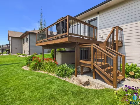 Exterior - E Shadow Creek Ln, Sioux Falls, SD 57108 photo 4 of 9