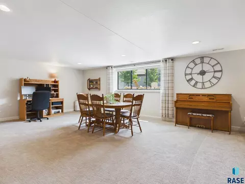 Dining - E Shadow Creek Ln, Sioux Falls, SD 57108 photo 3 of 5
