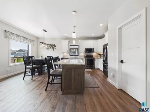 Kitchen - E Shadow Creek Ln, Sioux Falls, SD 57108 photo 7 of 7