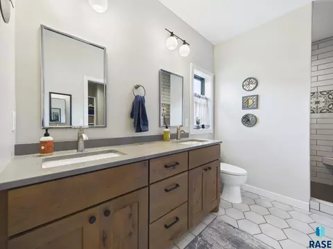 Bath - E Shadow Creek Ln, Sioux Falls, SD 57108 photo 1 of 4