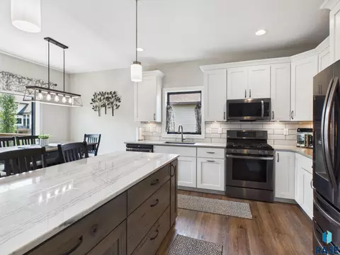 Kitchen - E Shadow Creek Ln, Sioux Falls, SD 57108 photo 2 of 7