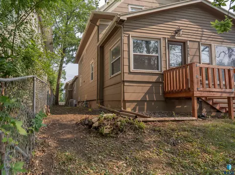 Exterior - W 10th St, Sioux Falls, SD 57104 photo 3 of 4