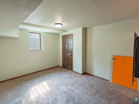 Bedroom - W 10th St, Sioux Falls, SD 57104 photo 9 of 10
