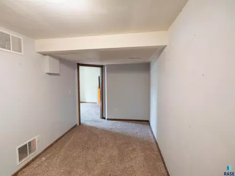 Bedroom - W 10th St, Sioux Falls, SD 57104 photo 7 of 10
