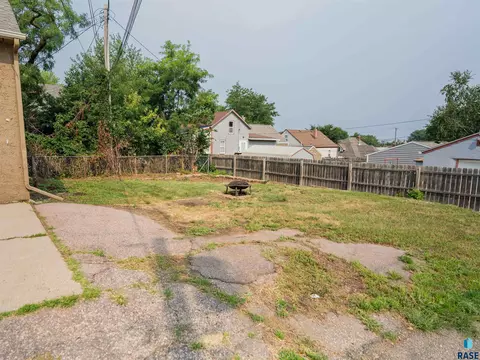 Exterior - W 10th St, Sioux Falls, SD 57104 photo 4 of 4