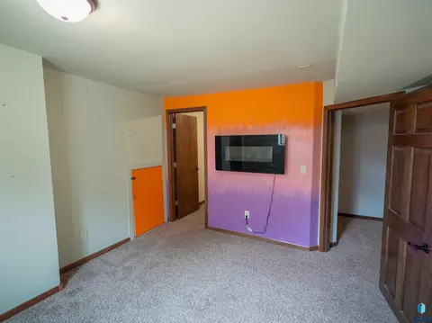 Bedroom - W 10th St, Sioux Falls, SD 57104 photo 8 of 10