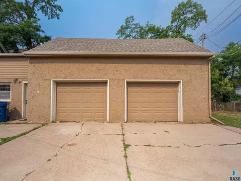 Exterior - W 10th St, Sioux Falls, SD 57104 photo 2 of 4