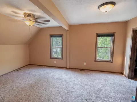 Bedroom - W 10th St, Sioux Falls, SD 57104 photo 4 of 10