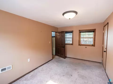 Bedroom - W 10th St, Sioux Falls, SD 57104 photo 10 of 10