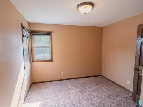 Bedroom - W 10th St, Sioux Falls, SD 57104 photo 2 of 10