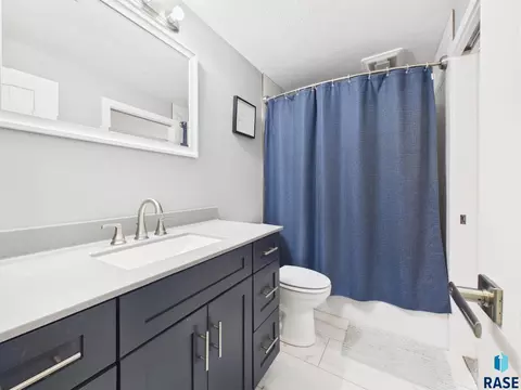 Bath - 6909 S Shadow Cir, Sioux Falls, SD 57108 photo 3 of 3