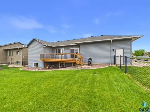 Exterior - 6909 S Shadow Cir, Sioux Falls, SD 57108 photo 3 of 5