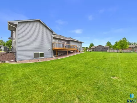 Exterior - 6909 S Shadow Cir, Sioux Falls, SD 57108 photo 4 of 5