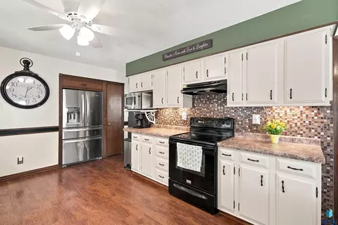Kitchen - 807 Elder St, Canton, SD 57013 photo 4 of 5