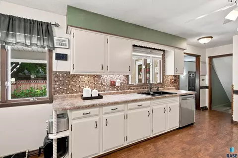 Kitchen - 807 Elder St, Canton, SD 57013 photo 3 of 5