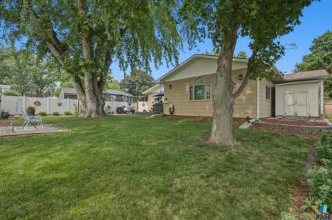 Exterior - 807 Elder St, Canton, SD 57013 photo 10 of 13