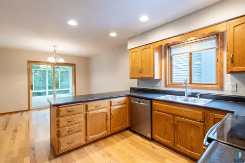 Kitchen - 4209 E Shenandoah Trl, Sioux Falls, SD 57103 photo 2 of 4