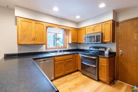 Kitchen - 4209 E Shenandoah Trl, Sioux Falls, SD 57103 photo 1 of 4