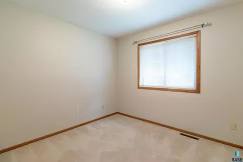 Bedroom - 4209 E Shenandoah Trl, Sioux Falls, SD 57103 photo 4 of 10