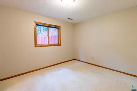 Bedroom - 4209 E Shenandoah Trl, Sioux Falls, SD 57103 photo 9 of 10