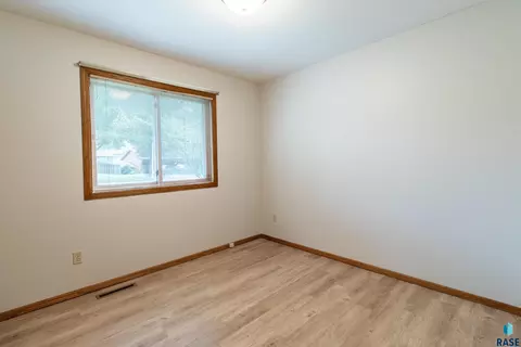 Bedroom - 4209 E Shenandoah Trl, Sioux Falls, SD 57103 photo 7 of 10