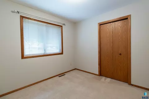 Bedroom - 4209 E Shenandoah Trl, Sioux Falls, SD 57103 photo 5 of 10