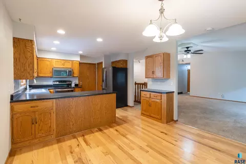 Kitchen - 4209 E Shenandoah Trl, Sioux Falls, SD 57103 photo 4 of 4