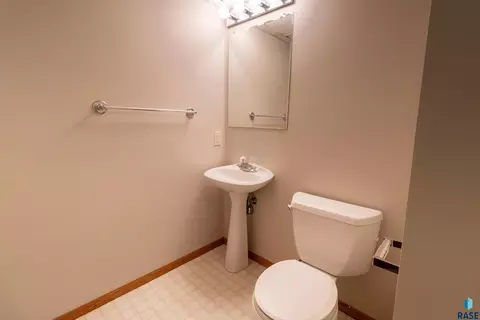 Bath - 4209 E Shenandoah Trl, Sioux Falls, SD 57103 photo 3 of 4