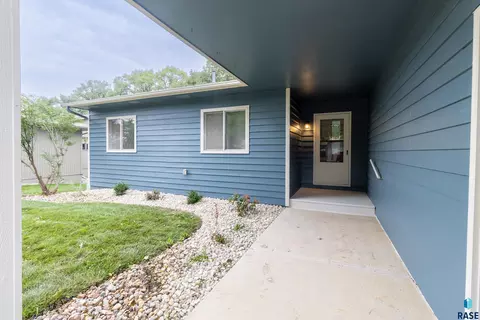 Exterior - 4209 E Shenandoah Trl, Sioux Falls, SD 57103 photo 2 of 19
