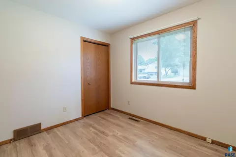 Bedroom - 4209 E Shenandoah Trl, Sioux Falls, SD 57103 photo 8 of 10
