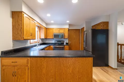 Kitchen - 4209 E Shenandoah Trl, Sioux Falls, SD 57103 photo 3 of 4