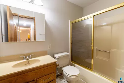 Bath - 4209 E Shenandoah Trl, Sioux Falls, SD 57103 photo 2 of 4