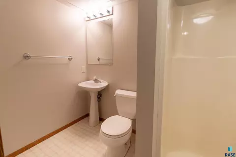 Bath - 4209 E Shenandoah Trl, Sioux Falls, SD 57103 photo 4 of 4