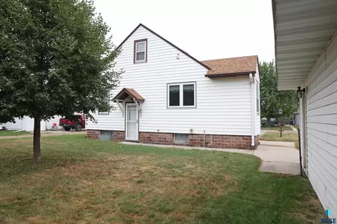 Exterior - S Cedar St, Lennox, SD 57039 photo 1 of 2