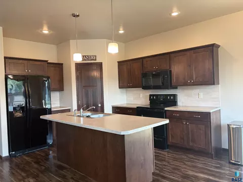 Kitchen - 5101 E 61st St, Sioux Falls, SD 57108 photo 3 of 3