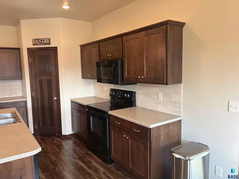 Kitchen - 5101 E 61st St, Sioux Falls, SD 57108 photo 2 of 3