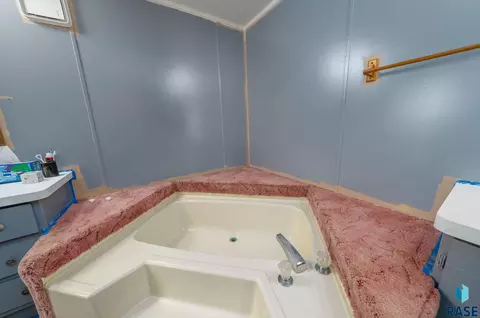 Bath - Bobwhite Pl, Sioux Falls, SD 57107 photo 1 of 6