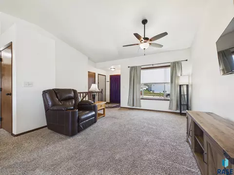 6209 N Seubert Ave, Sioux Falls, SD 57104 photo 9