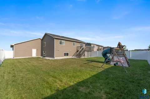 Exterior - 4024 S Sparta Ave, Sioux Falls, SD 57110 photo 3 of 6
