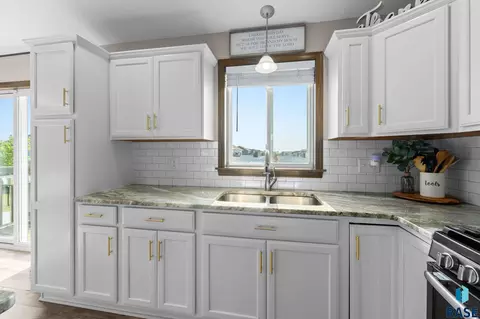 Kitchen - 4024 S Sparta Ave, Sioux Falls, SD 57110 photo 4 of 4